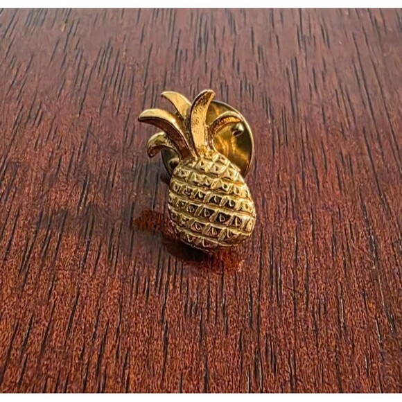 Pineapple Gold Tone Vintage Small Lapel Pin / Tie Tack - Picture 1 of 5